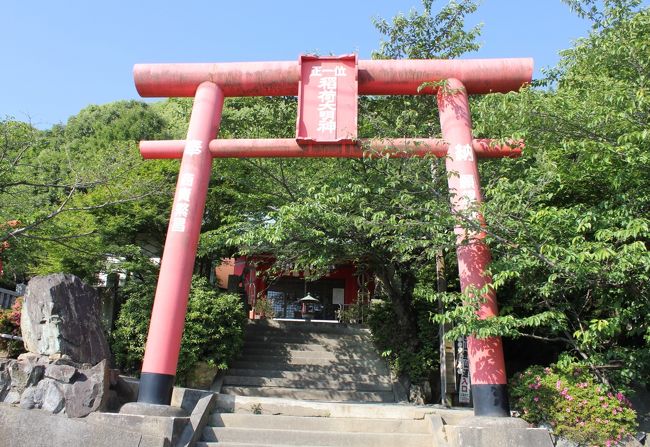 善通寺駐車場の反対側に、稲荷大明神がありました。<br />この神社がある香色山（こうじきざん）は、山頂にある愛染明王までの間に「ミニ四国八十八ケ所」があるそうです。寄り道したくなりましたが、時間がかかりそうなので今回は見送ります。