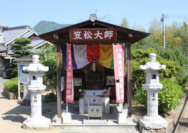 弘法大師が笠松（不老松）に刻んだ、弘法大師像（笠松大師像）が安置されていました。<br />