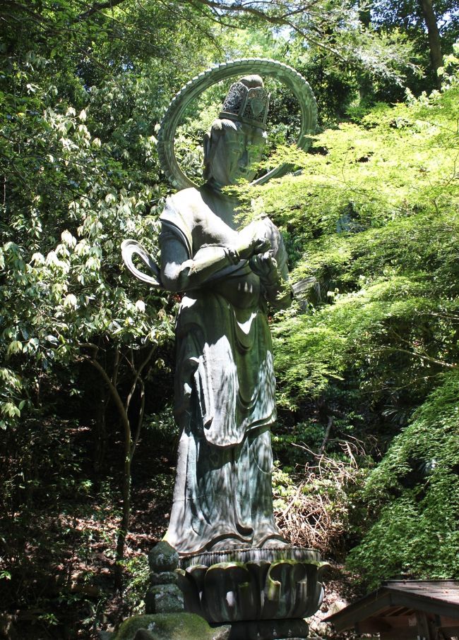 階段を270段上った所に、金剛拳菩薩（こんごうけんぼさつ）があります。<br />観音様に似ていますが菩薩像で、元禄時代の作、十六大菩薩の最後の一尊で、如来になる直前のお姿と言われています。