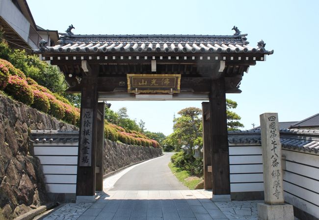 第78番札所、郷照寺の山門。駐車場はこの先なので、車で山門を通ります。