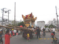 ＪＲ伊予三島駅前に河原町の子供太鼓が出ていました。

今日は天神祭りの前夜祭で新町商店街と駅前通りでイベントが行われます。

伊予三島（現　四国中央市）天神祭り前夜祭

（河原町子供太鼓・徳島　えびす連の阿波踊り）

伊予三島花火大会の動画はユーチューブにアップしていますので

御覧下さい。
https://www.youtube.com/channel/UCwYbBPy0PK3Ozcv8Ca04URw
