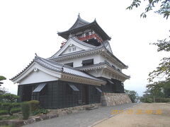 7月25日（火）

朝一番に川之江城に行きました。

子供の時には天守閣がありませんでしたが、よく遊びに来たものです。

