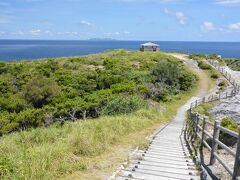 近くの女瀬の崎展望台へ。

ここは島の北西にあるので、