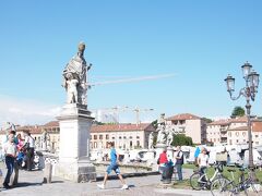 Prato della Valle
今回　すごく　警察が　多くて　黒人（戦争に寄る難民ではなくて　貧しいが為に　流れてくる経済難民も多いので）捕まえてるみたいです。

イタリアの警察は　すごいよーー　イギリスのテロ事件、　犯人の一人は　よくイタリアに母親に　会いにきてたらしいです。　イタリアに着いたとたんから　警察が　毎日のように　挨拶にいってたらしい。脅しでなくて。把握していて　イギリスにも彼は　要注意と忠告してたらしいです。