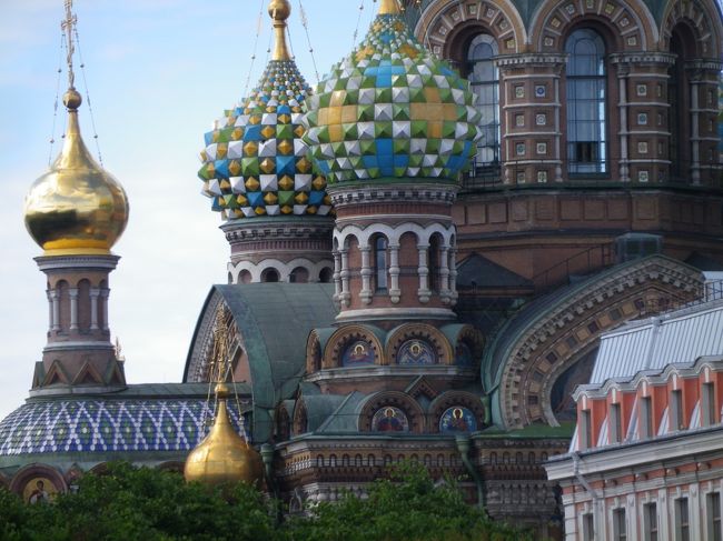 公園の緑越しに血の上の救世主教会がしっかり見えたよ。