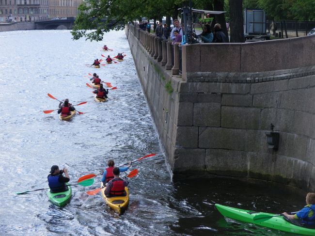 足元からカヌーの集団が来た。<br />観光ツアーなのかな？緑色の1人乗りに乗った人が集団を先導し、さらには写真撮影もしてたよ。<br />みなさ～ん、頑張ってくださ～い！