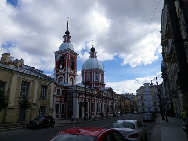 で。ふと川向こうを見たら、玉ねぎではないけれど興味深い建物があったので、行って見ることに。<br />教会と、その横に博物館があるっぽいことを確認。