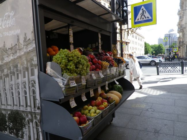 その先にも興味深い建物が見えていたので、更に道を行く。<br />このあたり、建物の並びそのものには変化はないのだけれど、建物に入っている店や歩いている人の雰囲気からも、これまでの観光地っぽさが消えて、生活臭のある街に入って来た印象。<br />果物の屋台、あり。