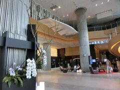ノボテルホテルのロビーです。空港に近いので、航空会社のクルーも宿泊しています。ホテルの真向かいは、中華航空の本社です。