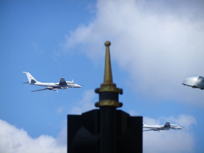 満足したので元の道を引き返し、夏の庭園まで来たところで、ゴオオオオオオオ！っと凄い音が聞こえて来たかと思ったら、戦闘機が通過して行ったんだが！<br />しかも2機並びで3回くらい・・・。<br />これがサンクトペテルブルクの日常なの？と興奮冷めやらぬまま夏の庭園に入ったら