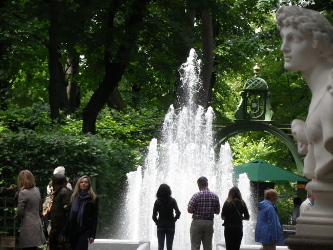 夏の庭園にはたくさんの噴水