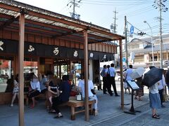 伊勢市駅をまっすぐ進みますと、赤福が見えて来ます～。
やはり人は多いですが、おかげ横丁にある本店に比べますとこちらの方が利用しやすいかと思います。