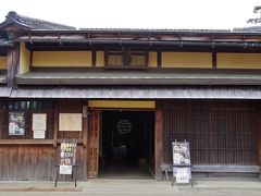 旧長谷川邸を見学します。長谷川家も小津家、三井家と同じく江戸店持ちの伊勢商人でしたが、最も早く江戸に進出、木綿仲買商で成功を収めたとのことです。