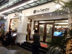 今回のホテルはここです。
ハノイらしい下町にあって、小さいホテルをサイトで探しました。
口コミが良かったのでここに決めました。
『ラ・シエスタ』
ホームページから予約し、希望をお伝えしたらパッケージを提案してくださいました。https://www.hanoilasiestahotel.com/logo.png
メゾネットタイプの部屋、空港までの送迎、シクロツアー、ローカルフードツアー、１泊２日のハノイ湾ツアー、エステ全部込みです!!
エステもとても良かったので、追加でもう一度お願いしちゃました。