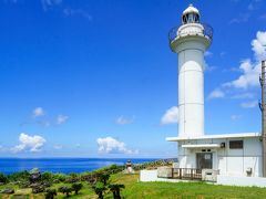 西崎灯台。
青い海と空に白い灯台が映えます。