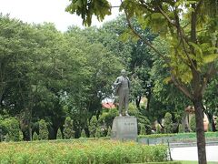レーニン像
　ディエンビエンフー通りにある「レーニン公園」。ここには社会主義の教祖であられるレーニンの像があります。今の世界を見たら彼は何と思うでしょうか。ちなみに通りを挟んで向かい側が軍事歴史博物館であり、初日に訪れたタンロン城になります。