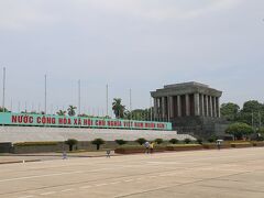 ホーチミン廟
　廟の中にはホーチミン師の遺体が安置されていますが、今回は参拝しませんでした。時間がなかったからです。もっとも、今日は月曜日なので、もともと休館日です。だから観光客が少ないのかも。廟の左の標語は「ベトナム社会主義共和国万歳！」と書いてますちなみに廟の前の広場は「バーディン広場」。「バー」は「3」、「ディン」は「屋敷」。フランスに抵抗した3つの村に由来します。