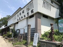 飯盛山は会津戦争の折、16,17歳の少年で構成された白虎隊20人が自刃した悲劇の地。まずは白虎隊記念館（400円）で歴史をおさらい