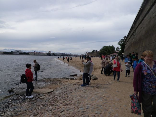 14時半頃に船着き場のある門から要塞の外に出て、砂浜らしき場所を要塞に沿って歩いてみた。<br />砂浜をエンジョイしている地元の家族連れもいれば、砂アートの展示（有料）があったり、対岸のエルミタージュ美術館を見つつのんびり過ごすカップルなどを横目にずんずんと歩き、