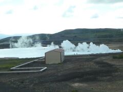 青い水に湯けむり。Lake Myvatn(ミーヴァトン湖)はもうすぐです。