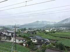 勝沼ぶどう郷駅で降りてみます。

この駅のホームからの景色が好きです。