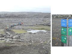 ミーヴァトンを基地に今日最初の滝「Dettifoss(デティフォス)」へ。

1号線を20kmほど東へ、862号線に入り更に約20km、滝の駐車場まで道路は舗装されていました。駐車場からはデティフォス（滝）と「Selfoss(セルフォス)（滝）」に行くことができます。
デティフォスへは駐車場から滝までこのように寂しげな道を約800m歩いて行きます。