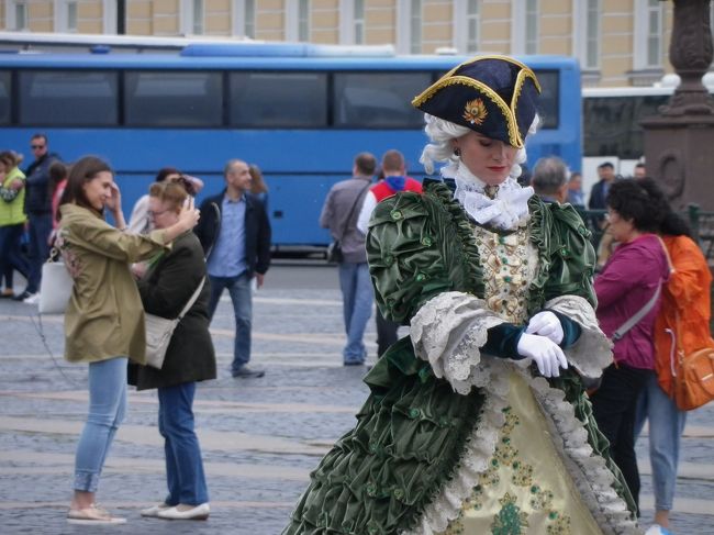 時代衣装を着たお姉さん（一緒に写真を撮ると有料らしい）を横目に