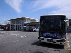 そして、伊豆長岡駅には10:55に到着。
駅前にあった観光案内所に立ち寄り地図をもらい、レンタサイクルについて尋ねたが、乗り捨ては出来ないとのことだったので、今回は循環バスを利用することにした。
11:10発のバスに乗り、まずは韮山反射炉に。
