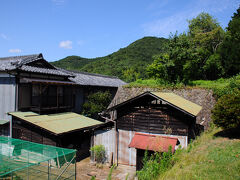 江川邸を見学した後、バスの時間まで少ししか時間が無かったので、訪れたかった場所から、一箇所だけを選んで行ってみることにした。
そして向かったのは、山木判官平兼隆館跡。
分かりづらい場所にあったが、この辺りが館のあった場所らしい。
石垣は、後世のものだろう。