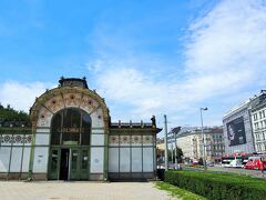 可愛いデザインのカールスプラッツ駅舎
