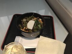 シャワー後搭乗前はいつもの山菜そばをいただきました。
ランチを食べていなかったのでおいしかったです。