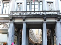 まず向かったのは、ギャルリー・サンチュベール。

早速入って行きますよ。