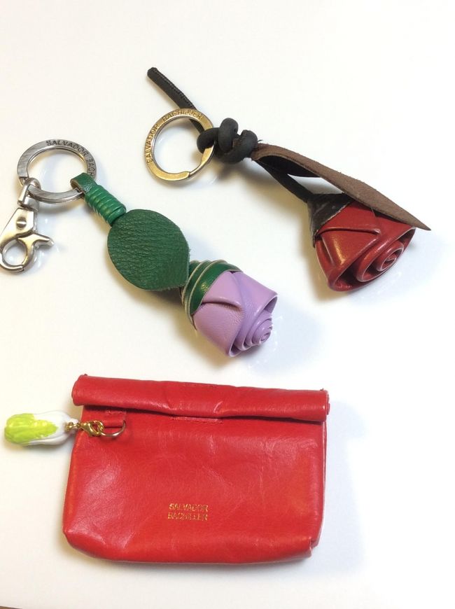 Salvador Bachiller で買って手元に残っているもの、2点。<br />バラのキーホルダーは新旧比べてみました。右が古いものです。長～い茎の部分でリングに結びつけてありましたが、今年のは茎の部分がかたくなってリングから外れないようになってました。