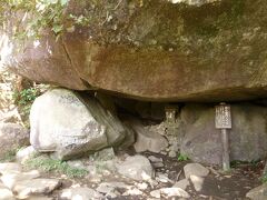 母の胎内くぐり
岩を抜けることで、生まれた姿に立ち返ることを意味しています