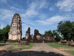 同じく城壁の北側にあるWat Phra Pai Luangに来ました。北部エリアのチケットをしっかりチェックしてもらっての入場です。

北部エリアの中心的な遺跡で、お堀に囲まれています。歴史はスコータイ王朝以前にまでさかのぼると言われていて、創建当時は3つのプラーン（とうもろこし型の塔）があったそうです。