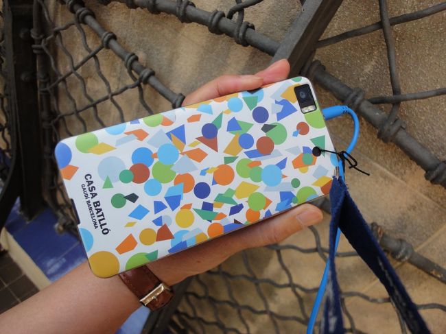 カサ・バッリョで音声ガイドに付いてくる端末。カラフルですね。<br />これを音声ガイドに従いながらかざすと、今はない、家具の設えられた往時の姿や、デザインのイメージに合わせて亀や魚が泳いだり、扉や窓が開いた様子が映し出されます。