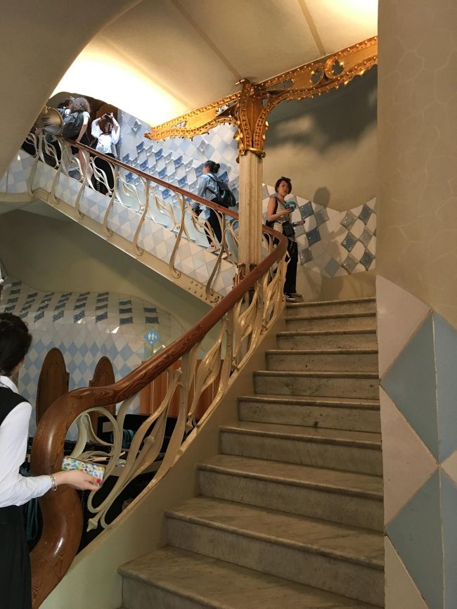 海をイメージしてるようで、階段も波打つような緩やかな曲線が美しいです。