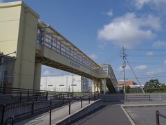 上の歩道を歩くと、歩道橋があります。空港隣接の歩道橋なので、エレベーター付きです。