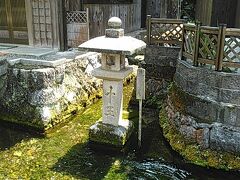 こちらは「十王水」。平安中期の天台僧浄蔵により水源がひらかれた名水とのこと。当初は「浄蔵水」と呼ばれていたらしい。