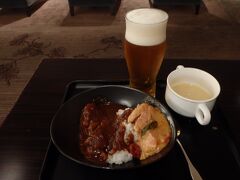 定番のお肉ごろごろビーフカレーとこれは初めて？のチキンタイカレーがあったので、二色カレーにしてみました♪