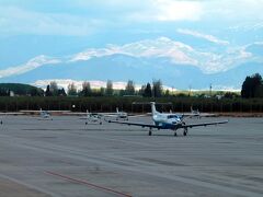 グラナダ空港はびっくりするくらい小さく、到着した飛行機以外は小型機が数機停まっているだけ。