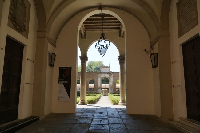 そしてそのディアマンティ宮殿の入口。