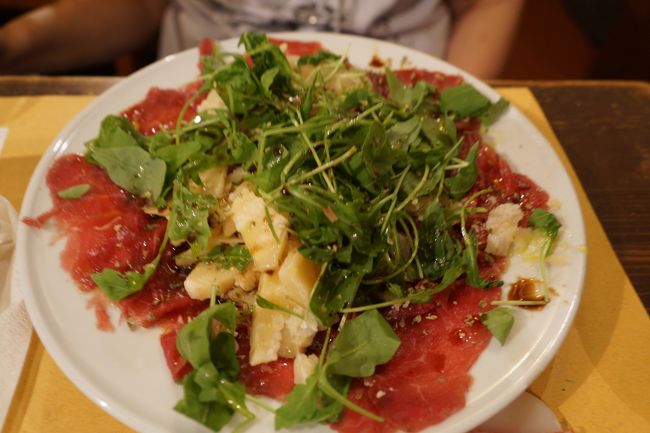 で、こちらはカルパッチョ。そういえば、なかなか生の肉を食べる機会が少なくなりました。