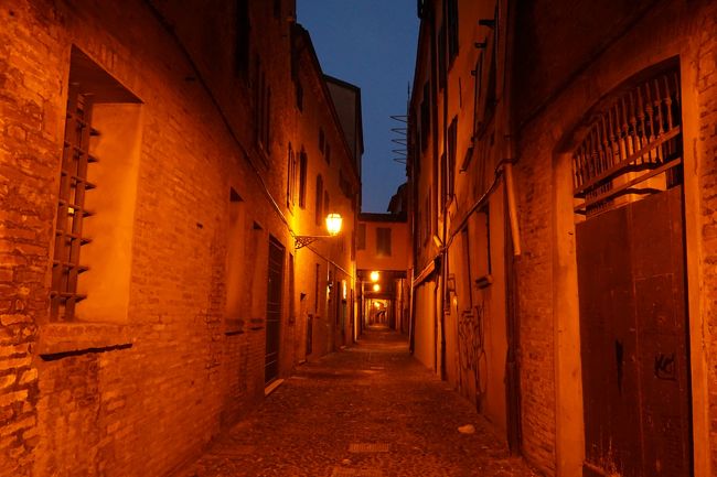 ほど近いヴォルテ通りを再訪。昼間とは違う光景でした。