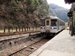 上り普通列車・琴平行が到着しました。

これから下り方面（阿波池田・高知方面）へ行くのですが、次の下り普通列車（阿波池田行）は3時間待つことになるので、一度琴平駅へ戻り下り特急列車に乗換えて阿波池田・高知方面へ向かいます。（バースデイきっぷの威力を発揮します）