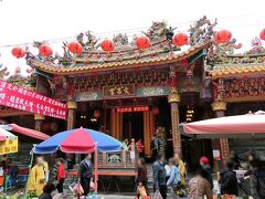● 文昌宮

市場の中程に煌びやかなお寺がありました。(*^o^*)

※ 情報（台北ナビ）
http://www.taipeinavi.com/miru/250/