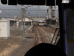 亀山駅に到着…
ここまでは順調でしたが、この先の関西本線には遅れがあると車内アナウンスでも告げていて不吉な予感が。