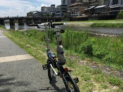 その後は鴨川沿いに左岸を北上します。
この川沿いにはサイクリングロードもあるにはあるのですが、特に上流部はほとんど未舗装で走りやすいとはとても言えず、実際途中からは一般道路を走行しました。
それにしても、京都市内のこの鴨川、市民が涼を取ったり寛いだりと、本当に素晴らしい環境で羨ましいです。