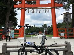 出町柳から鴨川をさらに北上し、辿り着いたのは上賀茂神社。
こちらは残念ながら一部修復工事中でした。