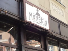 さて、そろそろお昼になるのでランチを。
トルンに本店があるナレシニキ屋さん「Manekin」です。
市庁舎の目の前にあるので場所も分かりやすいし広場を見渡せて素敵なロケーションでした。